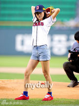 组图：闵孝琳朴振英担任棒球比赛开场嘉宾