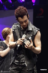 组图：王野发片秀肌肉 母亲带家常菜抵京支持