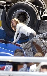 幻灯图集：《变形金刚3》热拍 新女主角废墟摆造型