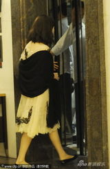 组图：范冰冰获经纪人护行返酒店 见偷拍表情诧异