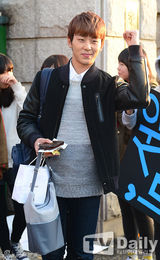 组图：众韩爱豆自信赴高考 SJ河智苑应援