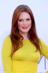 组图：朱丽安-摩尔柠檬色长裙亮相上围丰满