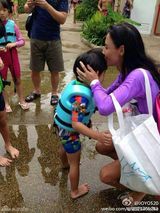 组图：张柏芝抱两子玩水 吻小Q额头母爱四溢