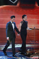 组图：郭富城张艾嘉颁奖台上调侃成龙