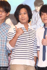 组图：五月天献爱心助学贫困孩童