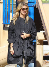 组图：海蒂-克鲁姆宽松外套陪女儿玩耍显母爱