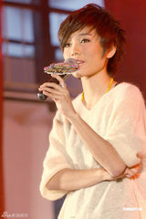 高清图：许飞为公益募捐眼镜框 呼吁为俞灏明祈福