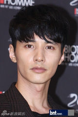 组图：元斌帅气出席化妆品牌新品发布会