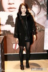 组图：韩星朴信惠举办粉丝签名会笑容满面十足亲和