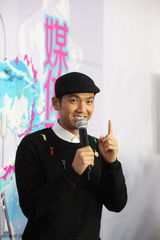 组图：群星备战跨年夜 小志开赛车李准基戴口罩