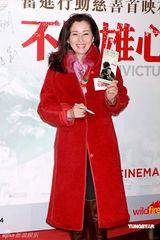 幻灯图：《不败雄心》香港首映 宣萱携男友甜蜜亮相 