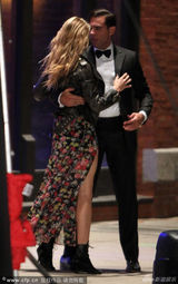 组图：迪亚兹风骚花裙扭动秀腿 装摔倒猛贴型男