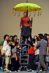 高清组图：喜歌剧《爱之甘醇》上演高空紧急迫降