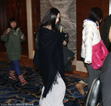 组图：柯震东灰色西装帅气 郭碧婷长裙飘飘