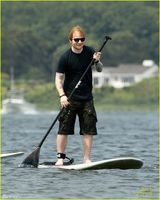 组图：泰勒比基尼平板身材 绯闻新欢似霍比特人