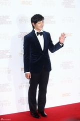 高清图：尹恩惠金秀贤JYJ亮相MBC演技大赏红毯