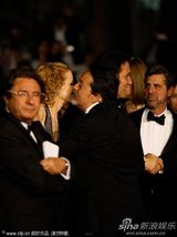 组图：妮可戛纳走红毯 长裙高贵大秀无瑕美背