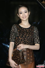 组图：林依晨透明皮裙亮相 豹纹上衣抢镜