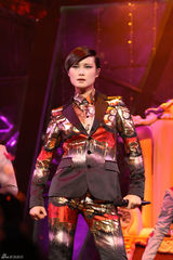 组图：李宇春上海巡演百变造型闪花眼