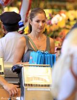 组图：敏卡-凯利超长粉裙洛杉矶甜美购物