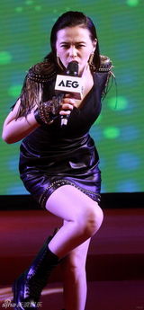 组图：萧淑慎戒毒后性感复出秀白乳