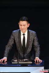 组图：刘嘉玲刘德华为《寒战》颁发最佳影片奖