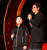 组图：李天一秀爱车照 全家幸福镜头盘点