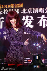 幻灯图：张韶涵北京将首开个唱 可能会穿泳衣登台