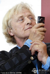 组图：《硬纸盒小镇》记者会 女主角光头造型抢眼