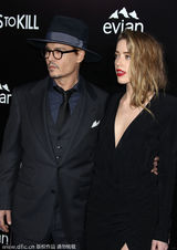 组图：德普携未婚妻亮相首映 恩爱贴面吻