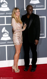 高清组图：海蒂-克拉姆和老公SEAL亮相秀恩爱黑白配