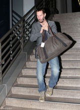 高清组图：基努-里维斯骑摩托车出游 黑超遮面