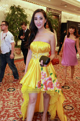 组图：杜晓婷亮相活动红唇诱惑 娇艳迷人受追捧