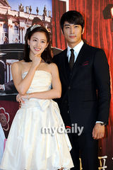 组图：宋承宪宣传《我的公主》 金泰熙公主扮相迷人