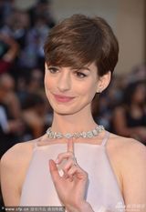 组图：安妮-海瑟薇粉色露背裙 玉肌美艳诱人