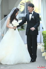 组图：张震大婚献吻娇妻 亲手为新娘提裙摆