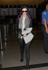 组图：紫发凯蒂-佩瑞戴墨镜干练现身机场