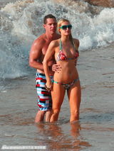 组图：希尔顿与男友鸳鸯浴 海滩戏水被搂蛮腰