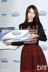 组图：少时允儿代言眼镜 捂嘴甜笑婀娜迷人