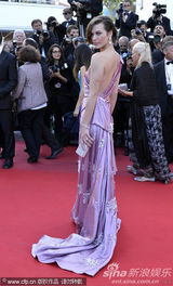 组图：乔沃维奇戛纳走秀大露背长裙性感