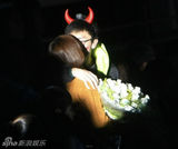 组图：王力宏与妻子当众耳语秀恩爱 称努力造人