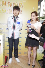 组图：柯震东出席代言阳光帅气引粉丝围观