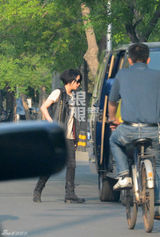 组图：殷桃与友喝下午茶 悠闲做美甲