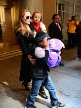 组图：朱莉带孩子们买玩具 龙凤胎儿子金发大眼