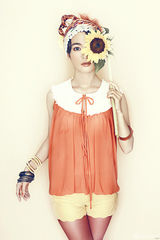 组图：李晟春日花朵写真俏皮 热裤丝袜秀美腿