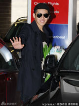 组图：EXO-M队长Kris帅酷现身加拿大遭围堵