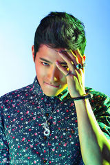 组图：张峻宁夏日潮流写真 眼神魅惑电力十足