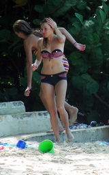 幻灯图：裘德-洛与西耶娜-米勒复合 海滨度假晒甜蜜