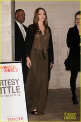 组图：朱莉飘逸薄纱似女神 隐约现底裤性感