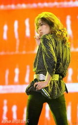 幻灯图：《锦衣卫》北京首映晚会 徐子珊萨顶顶献歌